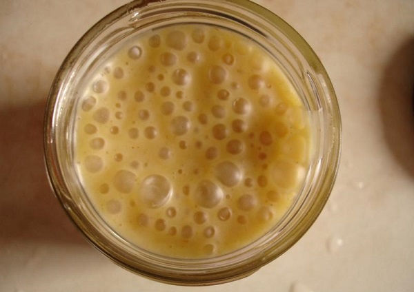 Пузырьки воздуха на поверхности меда